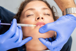Injection d'acide hyaluronique pour les lèvres à Niort et La Rochelle - Dr Behbahani